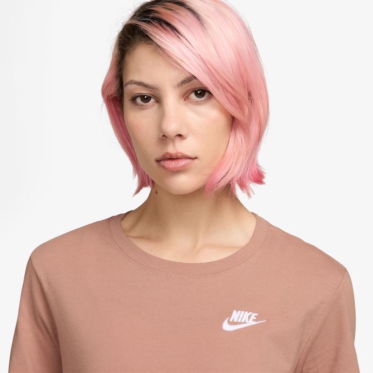 Camiseta Nike Sportswear Club Essentials Feminina - Foto 3