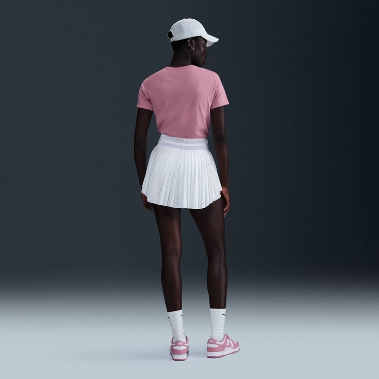 Camiseta Nike Sportswear Club Essentials Feminina - Foto 5