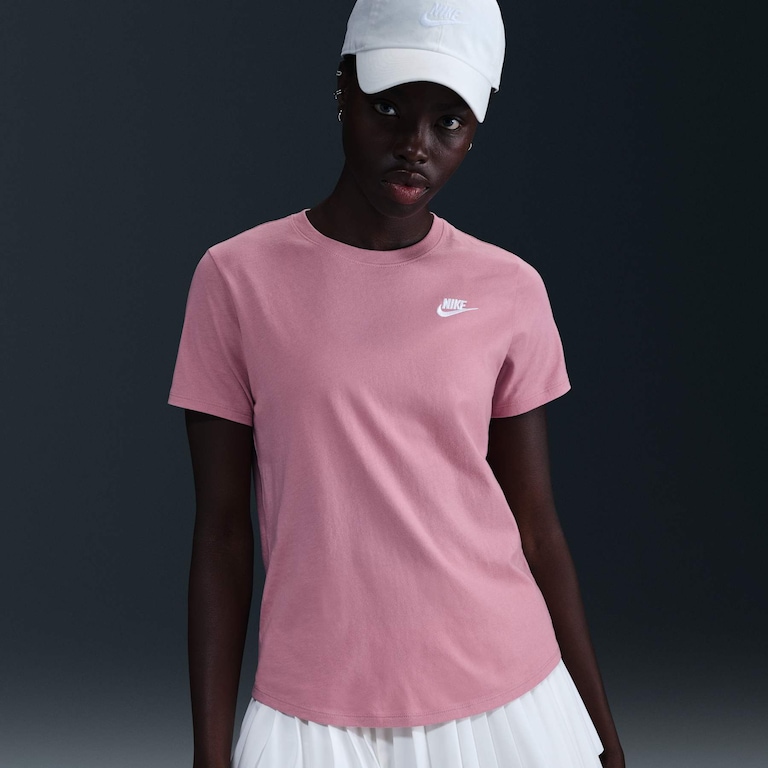Camiseta Nike Sportswear Club Essentials Feminina - Foto 6