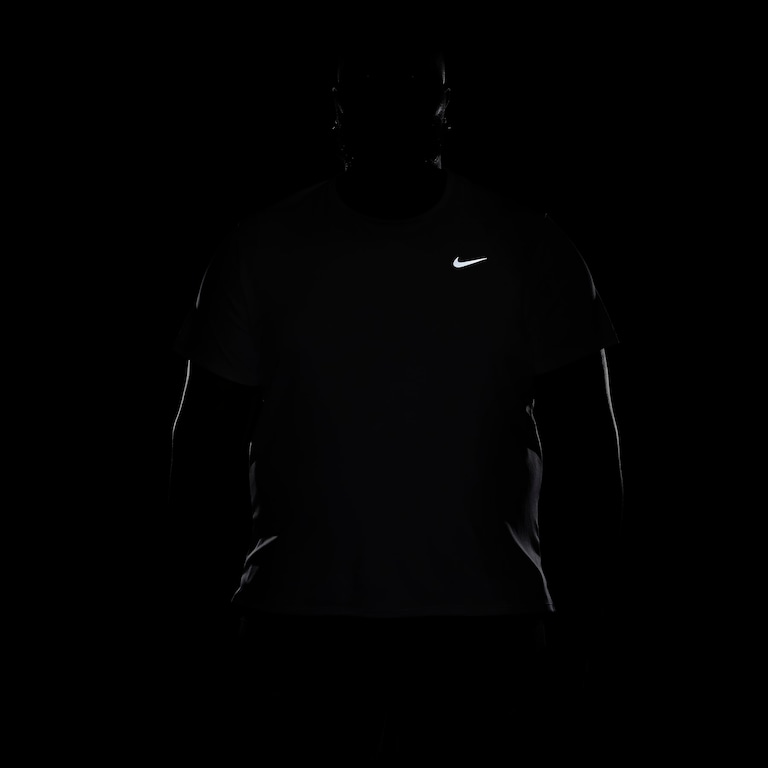 Camiseta Nike Dri-FIT UV Miller Masculina - Foto 12