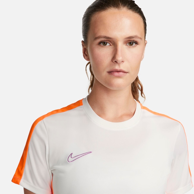 Camiseta Nike Dri-FIT Academy Feminina - Foto 3