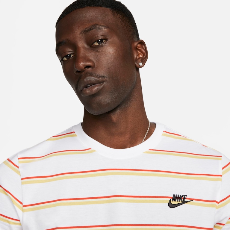 Camiseta Nike Sportswear Club Strip Masculina - Foto 3