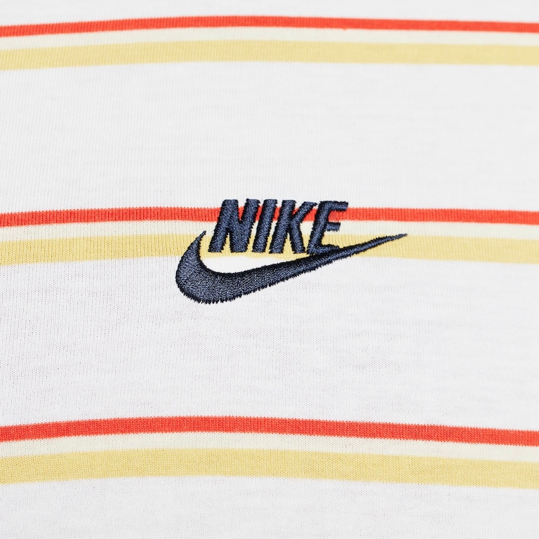 Camiseta Nike Sportswear Club Strip Masculina - Foto 9