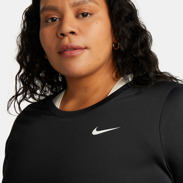 Plus Size - Camiseta Nike Dri-FIT Feminina - Foto 3
