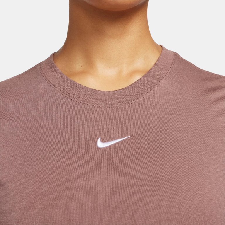 Camiseta Nike Sportswear Essential Feminina - Foto 4