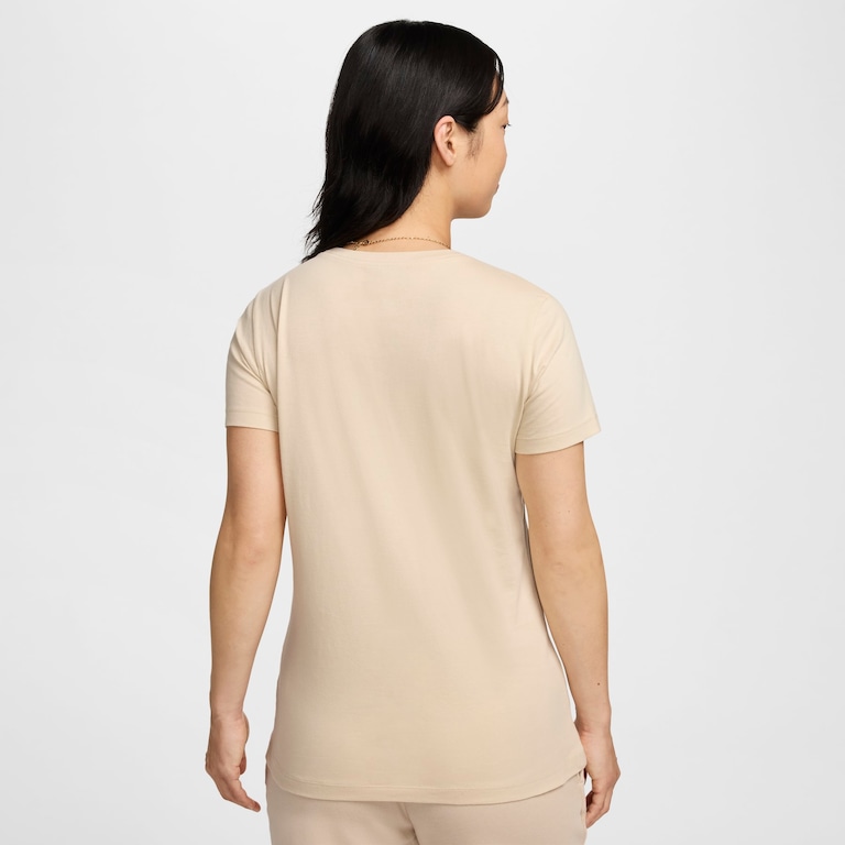 Camiseta Nike Sportswear Essential Feminina - Foto 4