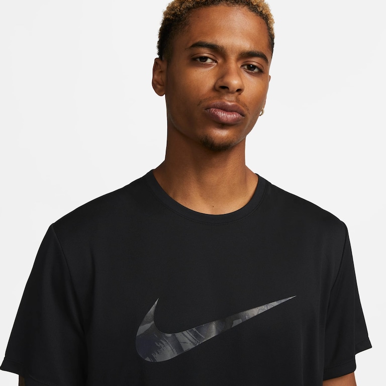 Camiseta Nike Dri-FIT UV Miler Masculina - Foto 2