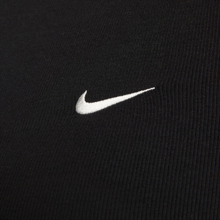 Camiseta Nike Sportswear Essentials Feminina - Foto 4