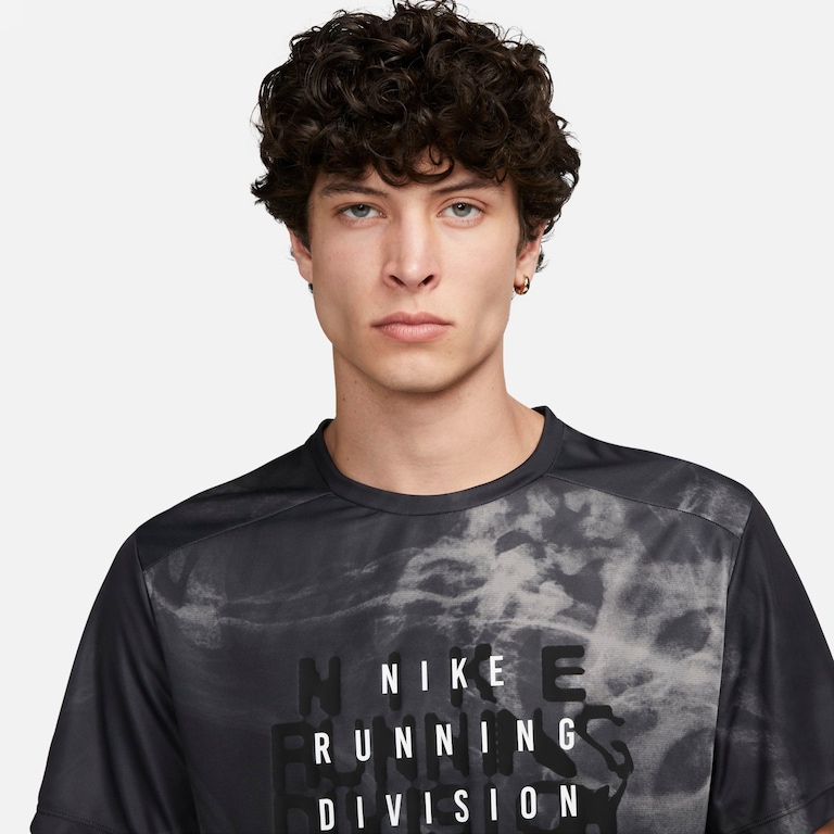 Camiseta Nike Run Division Rise 365 Masculina - Foto 3