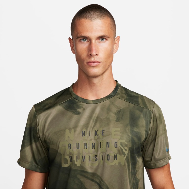 Camiseta Nike Run Division Rise 365 Masculina - Foto 3