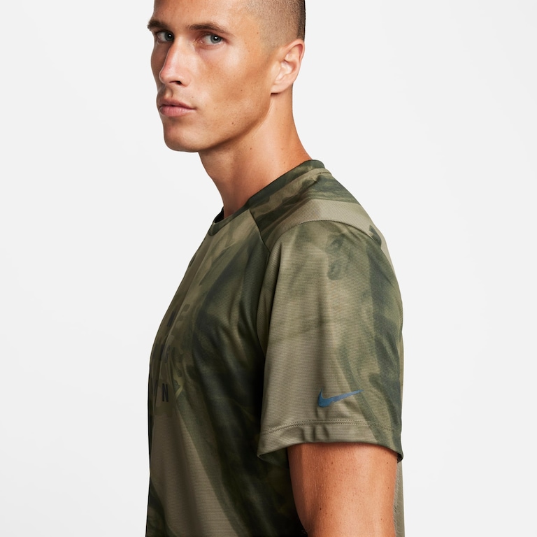 Camiseta Nike Run Division Rise 365 Masculina - Foto 4
