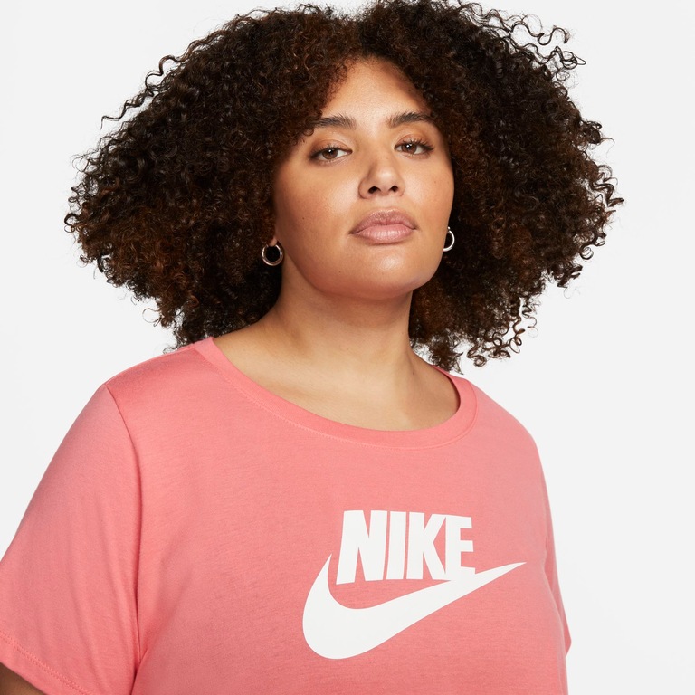 Plus Size - Camiseta Nike Sportswear Essentials Feminina - Foto 3