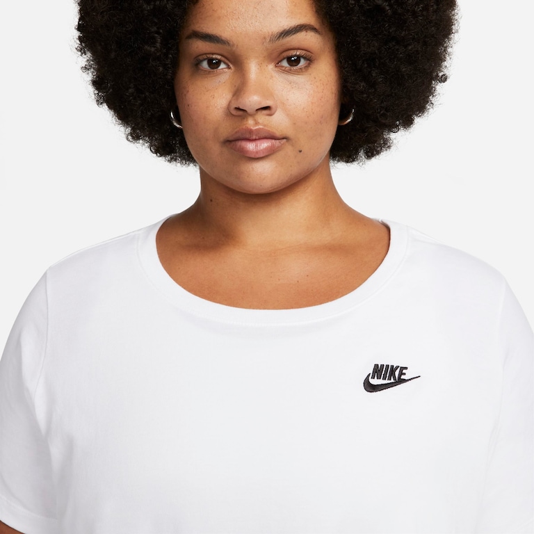 Plus Size - Camiseta Nike Sportswear Club Essentials Feminina - Foto 4