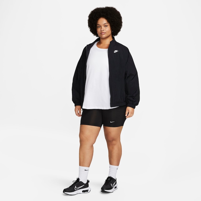 Plus Size - Camiseta Nike Sportswear Club Essentials Feminina - Foto 5