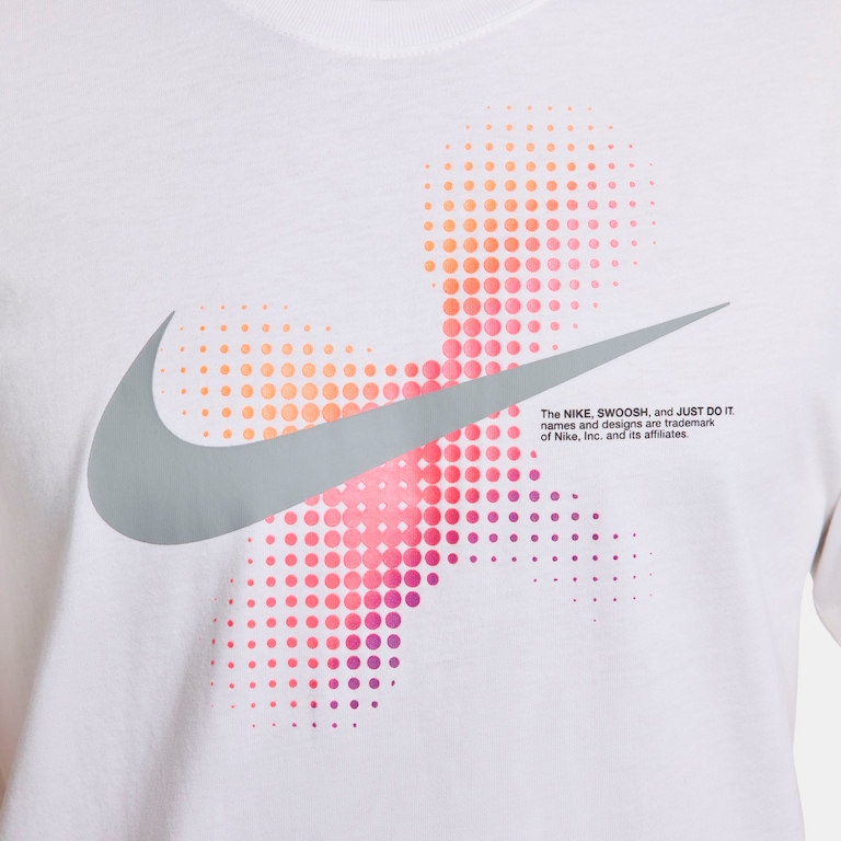 Camiseta Nike Sportswear 6MO Swoosh Masculina - Foto 4
