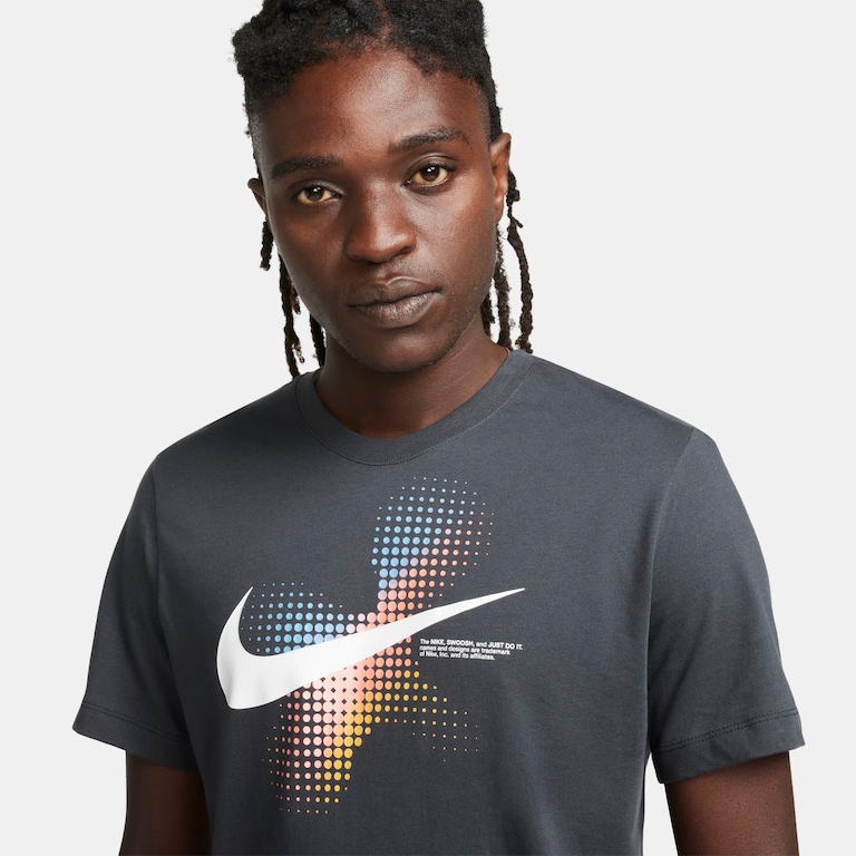 Camiseta Nike Sportswear 6MO Swoosh Masculina - Foto 3