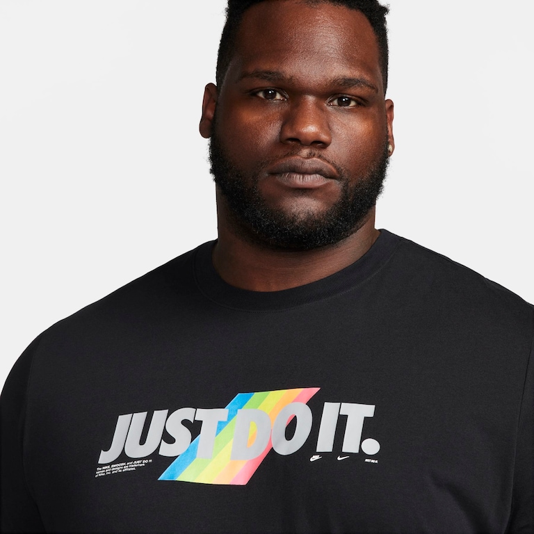 Camiseta Nike Sportswear Masculina - Foto 8