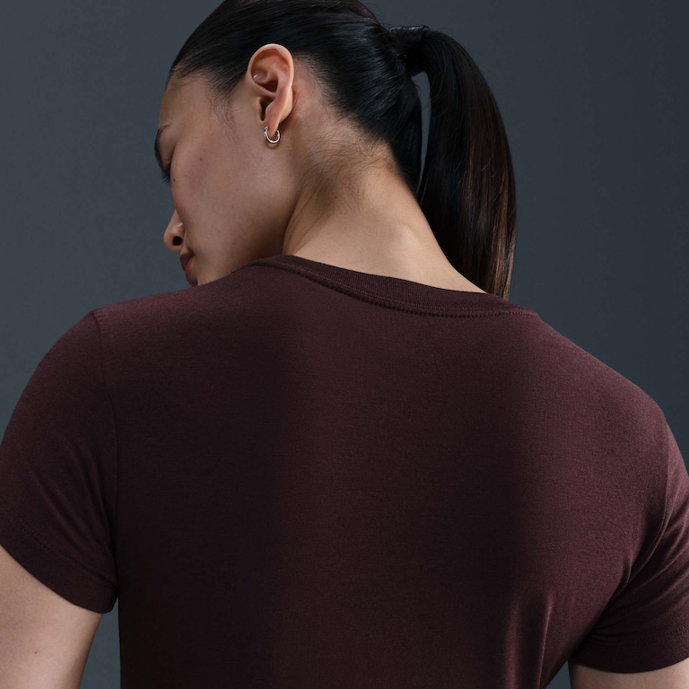 Camiseta Nike Sportswear Chill Knit Feminina - Foto 2