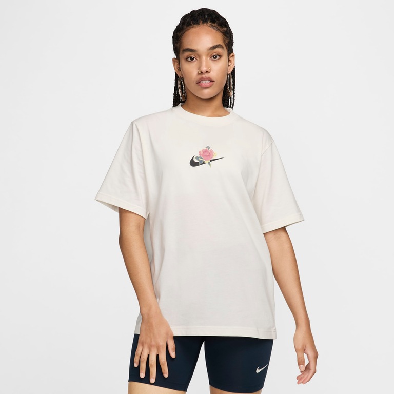 Camiseta Nike Sportswear x Anna Deller-Yee Feminina - Foto 1