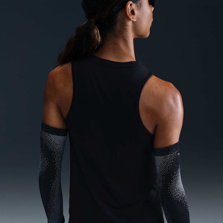 Camiseta Nike One Swoosh Feminina - Foto 2