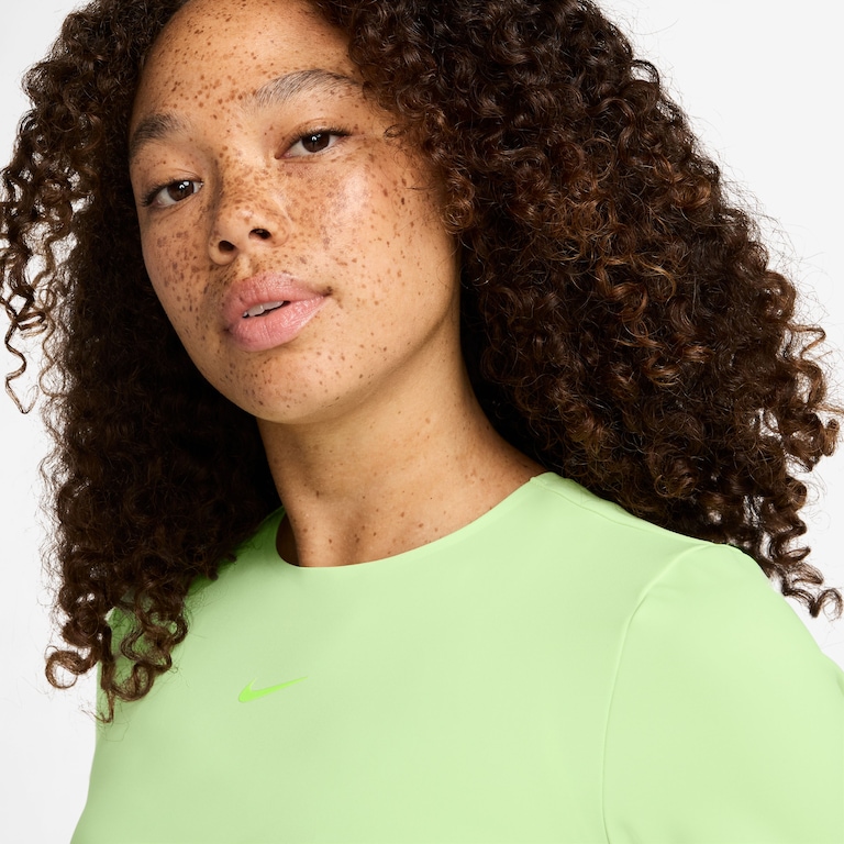 Camiseta Nike Dri-FIT Form Feminina - Foto 2