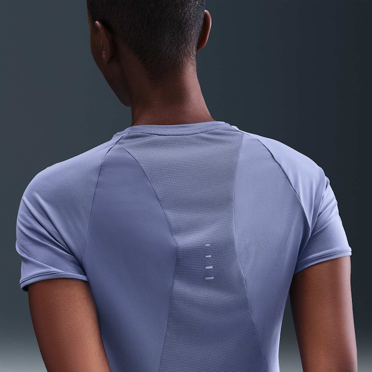 Camiseta Nike Dri-FIT Swift Feminina - Foto 2