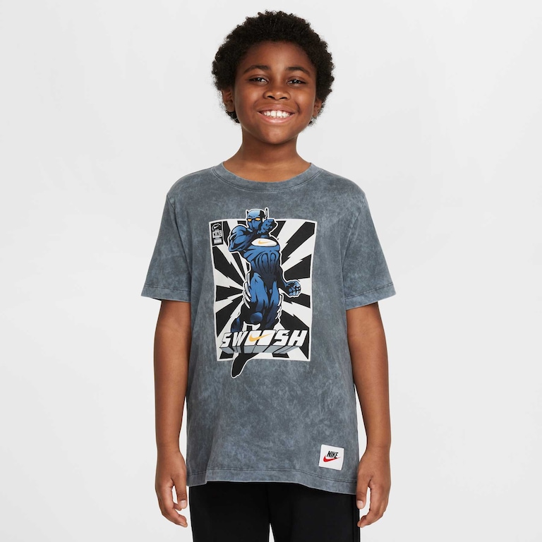 Camiseta Nike Sportswear IYKYK Hero Infantil - Foto 1