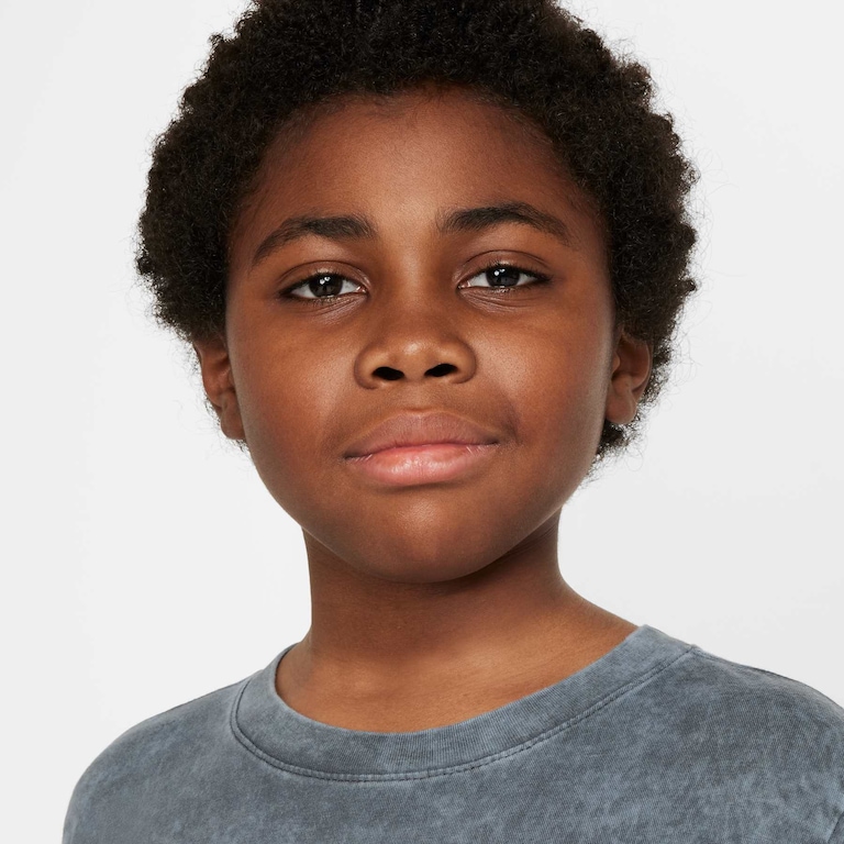 Camiseta Nike Sportswear IYKYK Hero Infantil - Foto 3