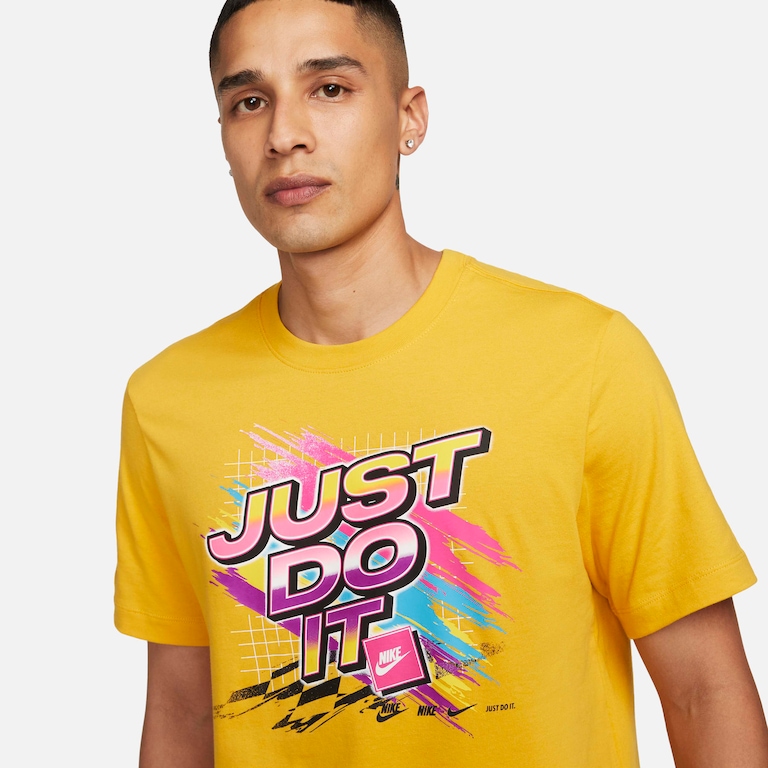 Camiseta Nike Sportswear Racing Grafic Masculina - Foto 3