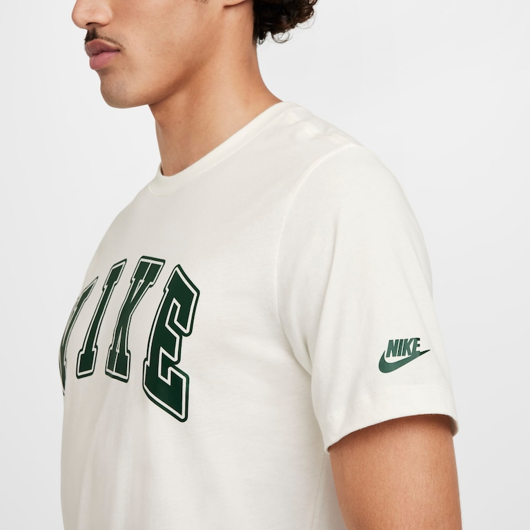 Camiseta Nike Sportswear Club Masculina - Foto 4