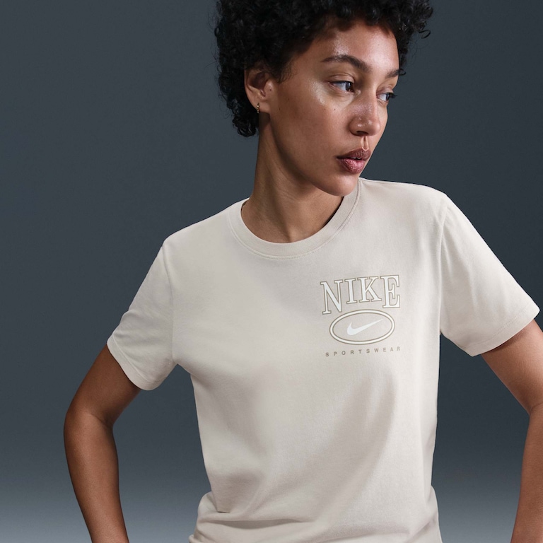 Camiseta Nike Sportswear Club Essential Feminina - Foto 3