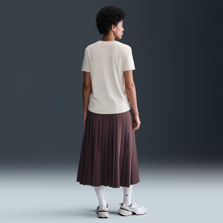 Camiseta Nike Sportswear Club Essential Feminina - Foto 5