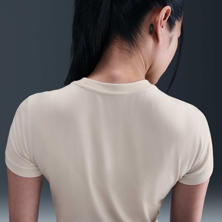 Camiseta Nike Sportswear Chill Knit Cropped Feminina - Foto 2