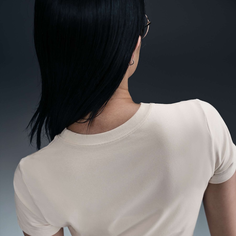 Camiseta Nike Sportswear Chill Knit Cropped Feminina - Foto 2