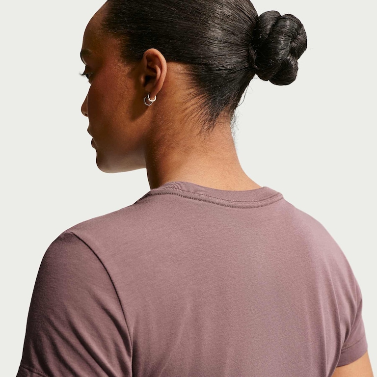 Camiseta Nike Sportswear Chill Knit Cropped Feminina - Foto 2