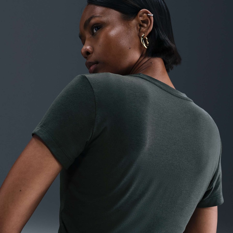 Camiseta Nike Sportswear Chill Knit Cropped Feminina - Foto 2
