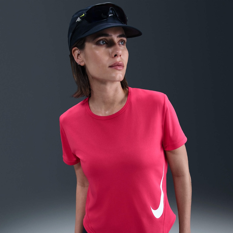 Camiseta Dri-FIT Nike Swoosh Feminina - Foto 1