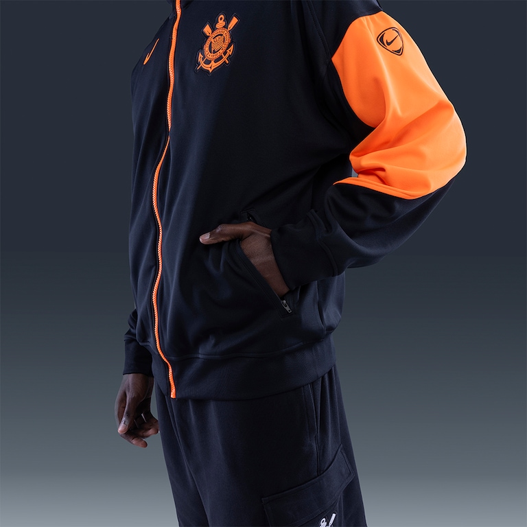 Jaqueta Corinthians Nike Total 90 Essential Anthem III Masculina - Foto 4
