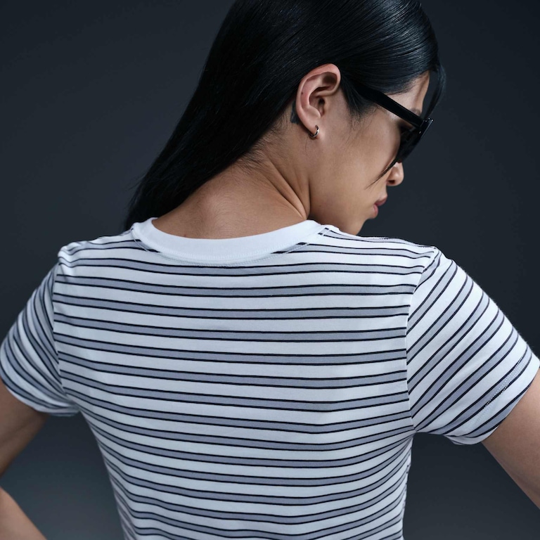 Camiseta Nike Sportswear Chill Knit Feminina - Foto 2