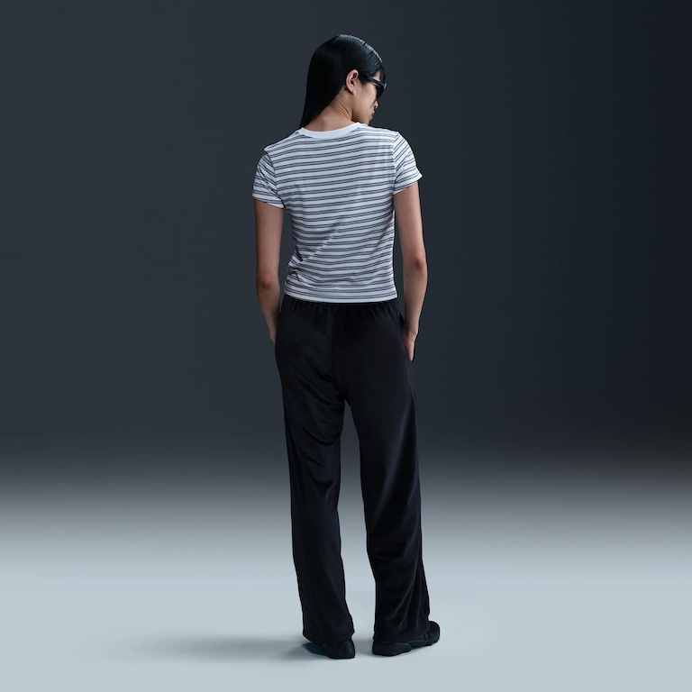 Camiseta Nike Sportswear Chill Knit Feminina - Foto 5