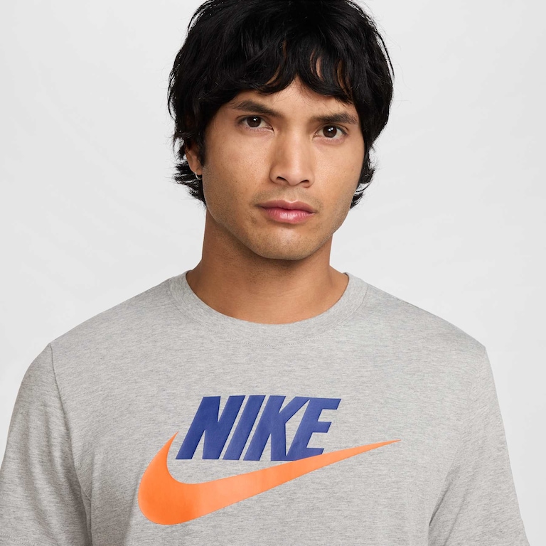 Camiseta Nike Sportswear Club+ Masculina - Foto 3