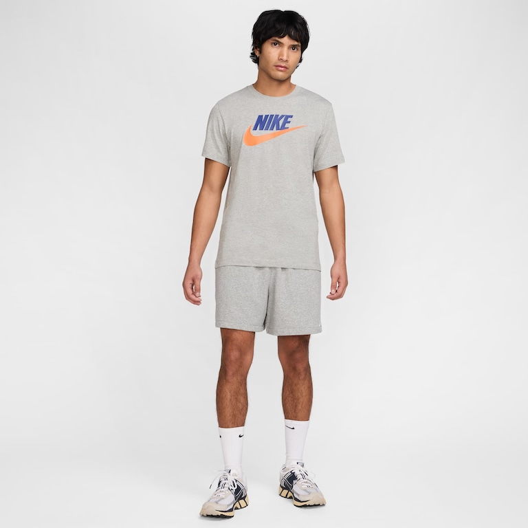 Camiseta Nike Sportswear Club+ Masculina - Foto 4