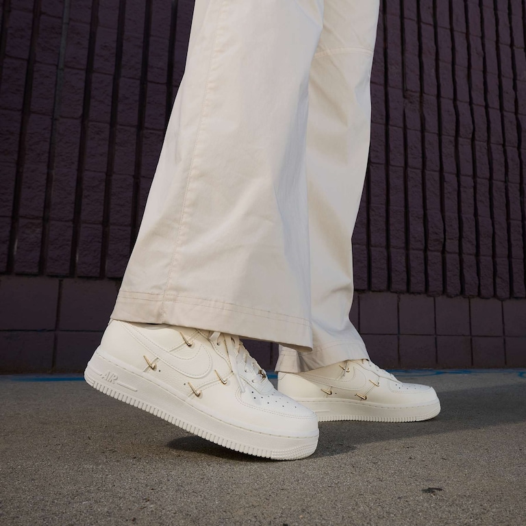 Tênis Nike Air Force 1 '07 LX Feminino - Foto 10