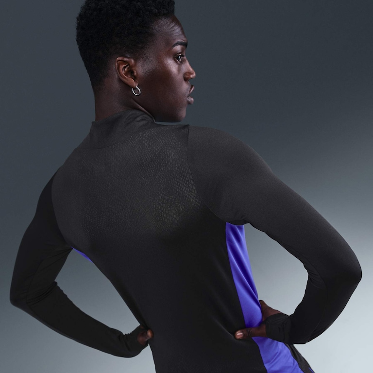 Camiseta Barcelona Manga Longa Nike II Kobe 2025/26 Pré-Jogo Masculina - Foto 2