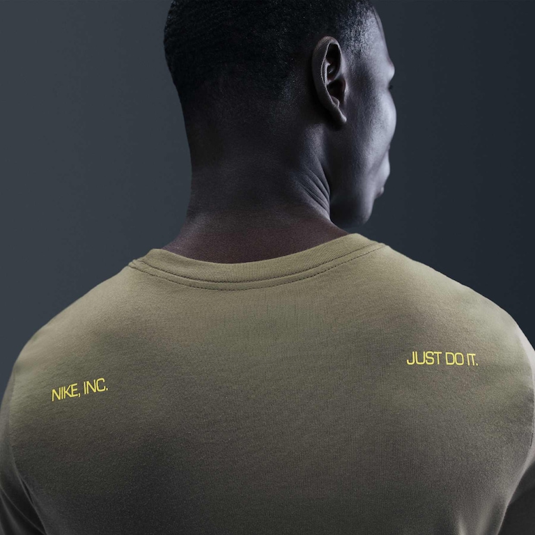 Camiseta Nike Sportswear Swoosh Masculina - Foto 2