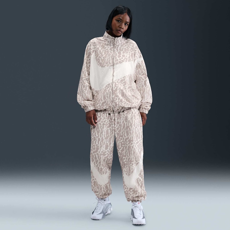 Jaqueta Corta-Vento Nike Sportswear Feminina - Foto 4