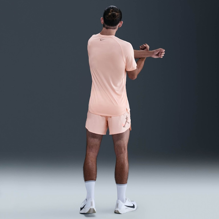 Camiseta Dri-FIT Nike Run Energy Stride Masculina - Foto 5