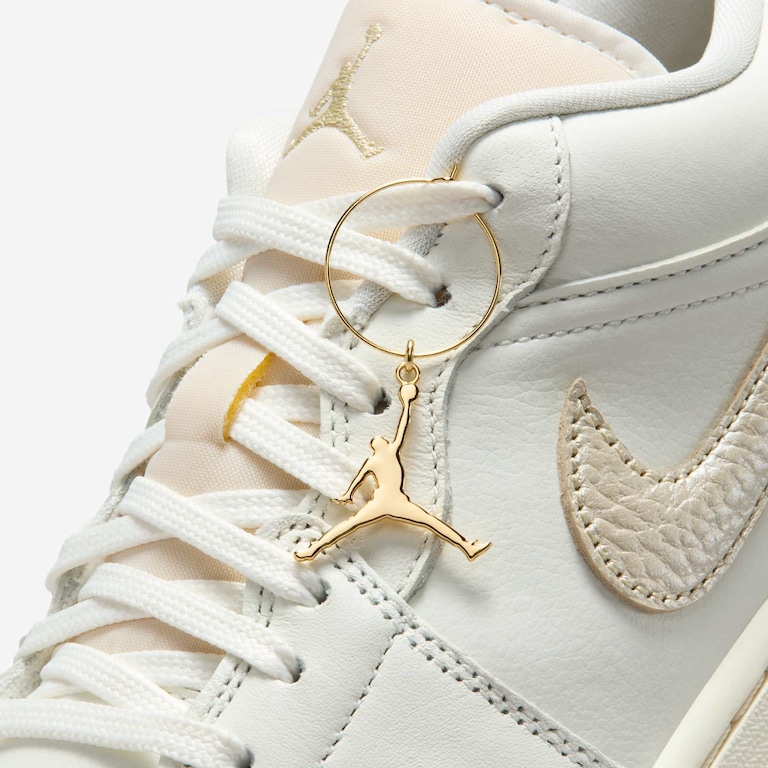 Tênis Air Jordan 1 Low SE Feminino - Foto 9