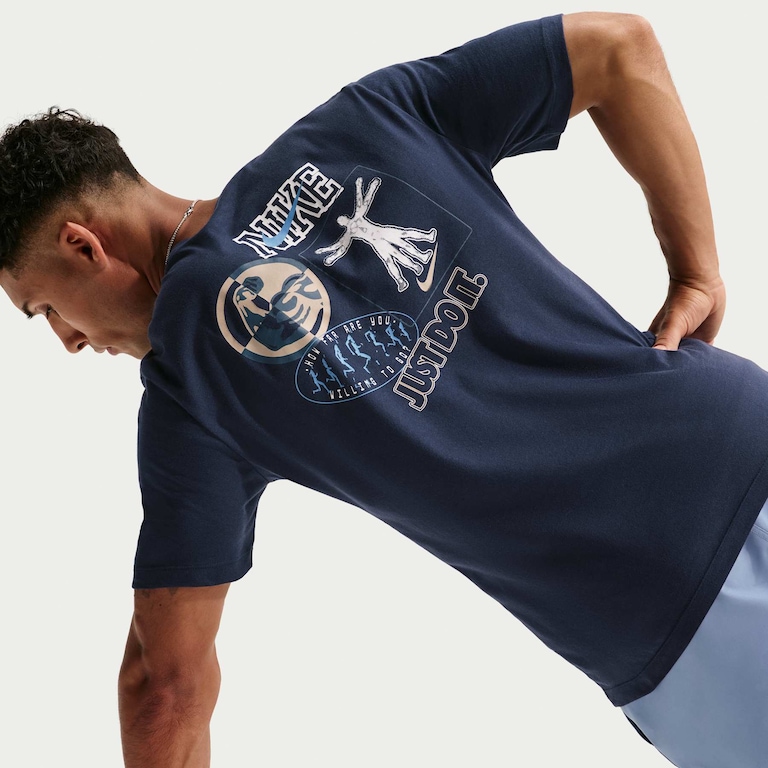 Camiseta Nike Train Stickers Masculina - Foto 3