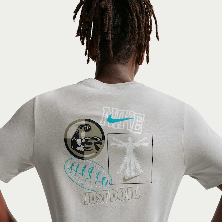 Camiseta Nike Train Stickers Masculina - Foto 2